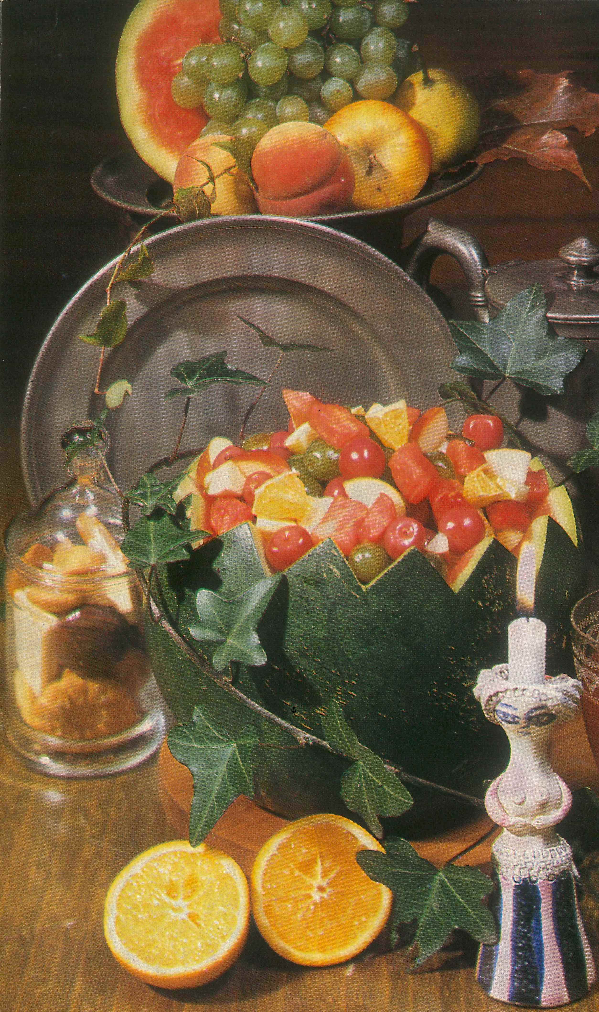 Obstsalat, in der Melone serviert :: DDR Museum