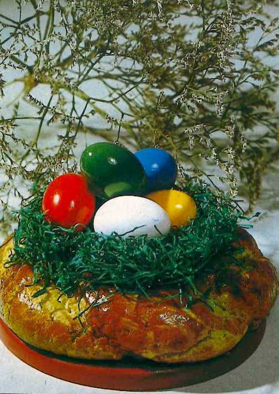 Osterbrot mit bunten Eiern