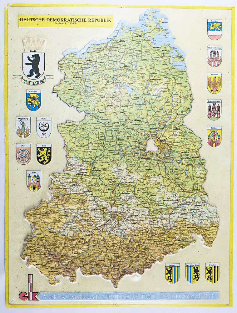 Reliefkarte der 14 Bezirke der DDR
