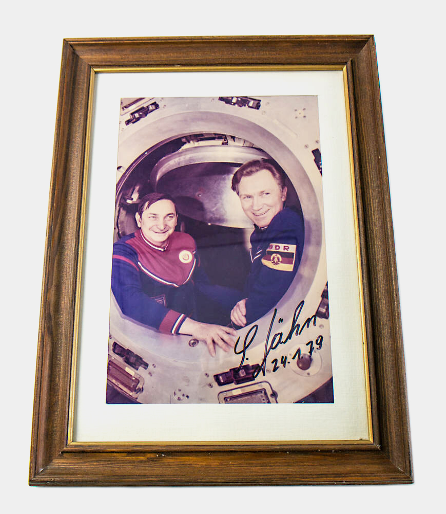 Gerahmtes Bild mit Sigmund Jähn und Waleri Bykowski in einer Raumkapsel