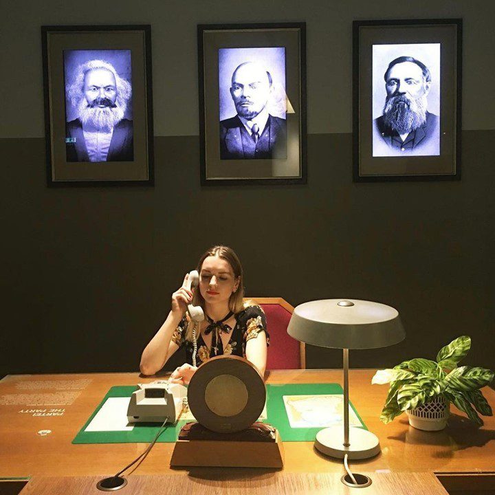Visitor at the party desk in the DDR Museum