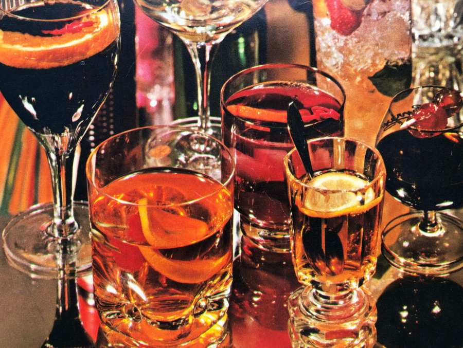Gefüllte Gläser mit verschiedenen Cocktails