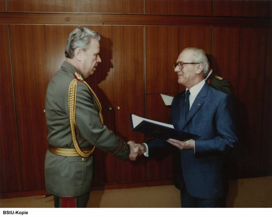 Auszeichnung von Werner Großmann (l.) durch Erich Honecker (r.) im Gebäude des Zentralkomitees der SED, 1985 –©BStU, MfS, SdM, Fo, Nr. 92