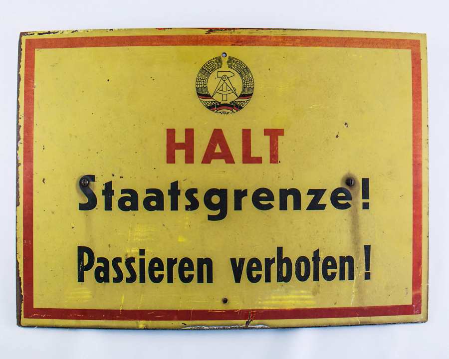 Border sign with the inscription »Halt state border! Passing forbidden!«