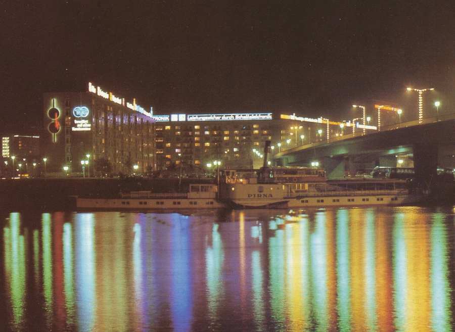 Postkarte Dresden bei Nacht, Elbe und Schiff im Vordergrund, Gebäude im Hintergrund