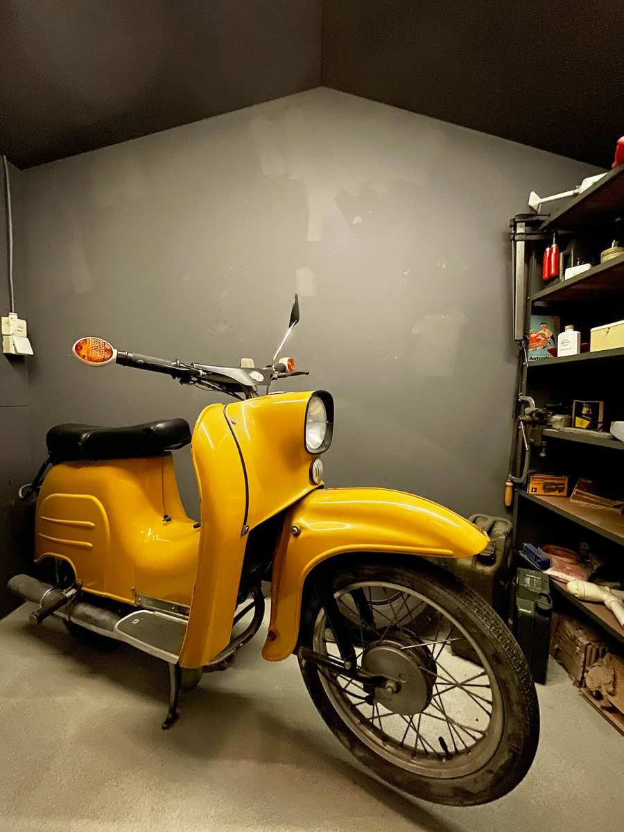 Gelbe Simson »Schwalbe« in der Garage der Dauerausstellung des DDR Museum