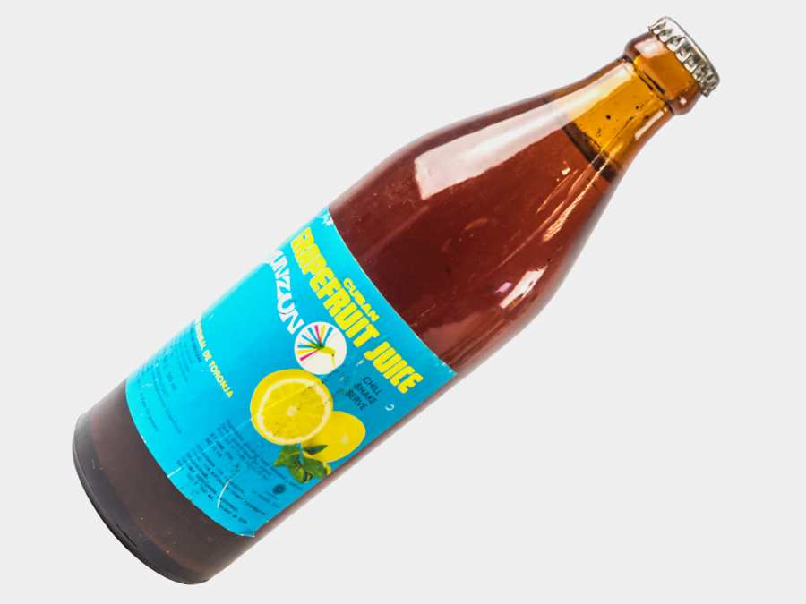 Flasche Zunzun Grapefruit Juice mit blauem Etikett