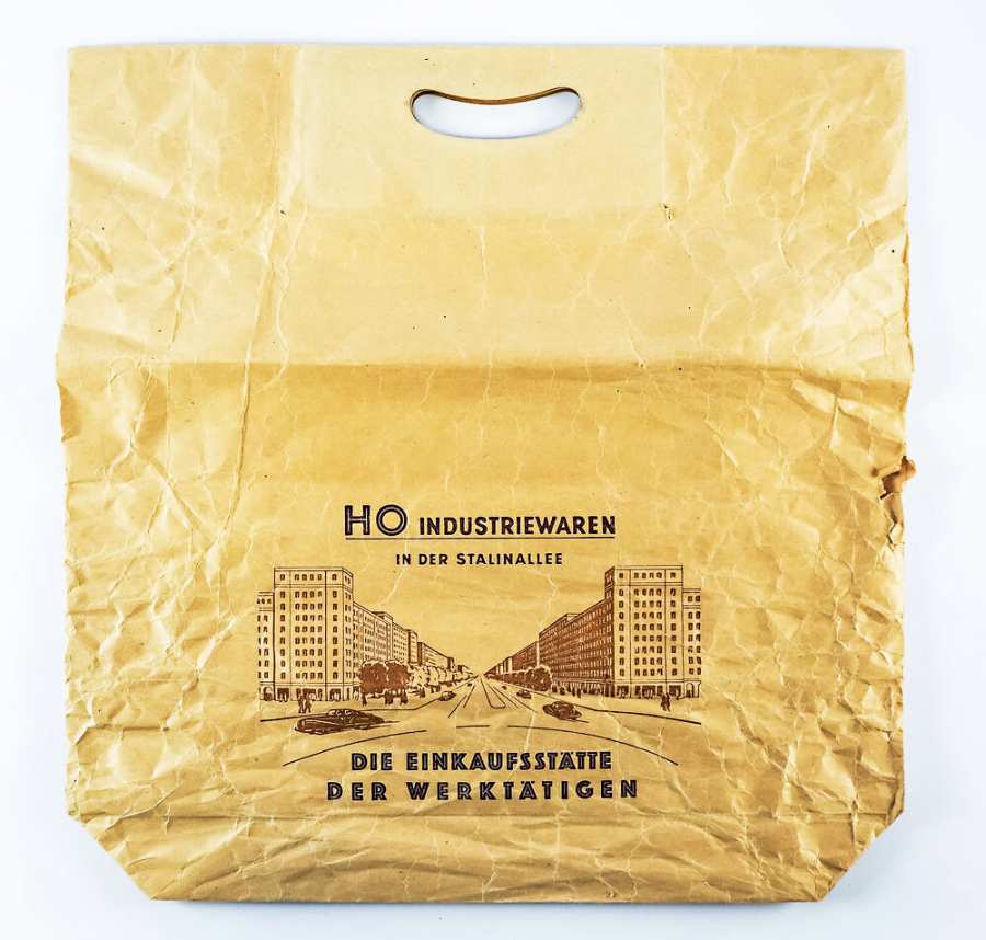 Paper bag with the inscription »HO Industrial goods at Stalinallee«