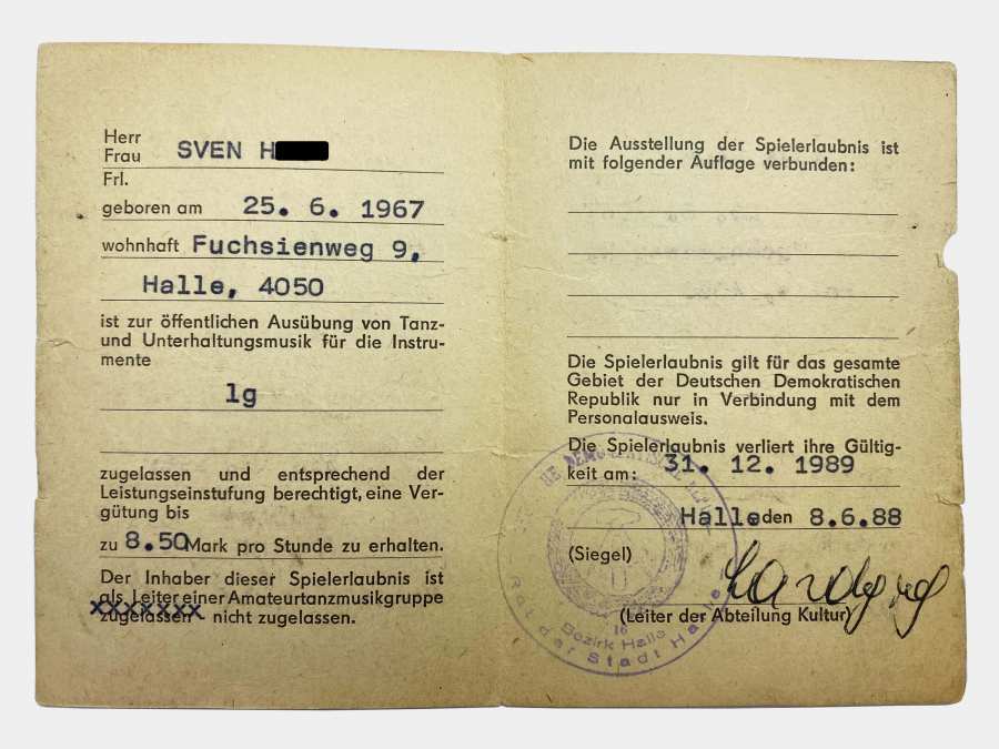Aufgeklappte DDR-Spielerlaubnis eines Musikers (Pappe)