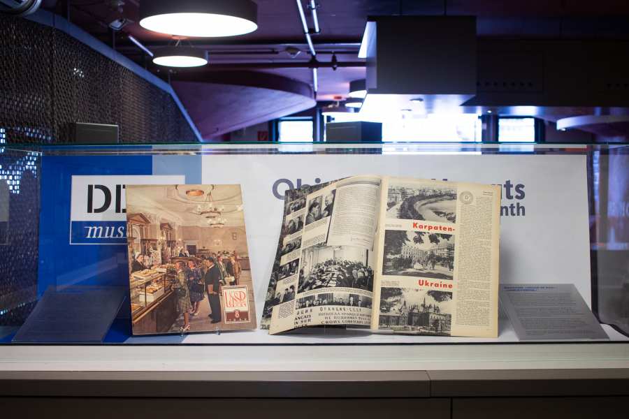 Vitrine Objekt des Monats Zeitschriften „UdSSR im Bau“ und „Sowjetunion“ im DDR Museum frontal