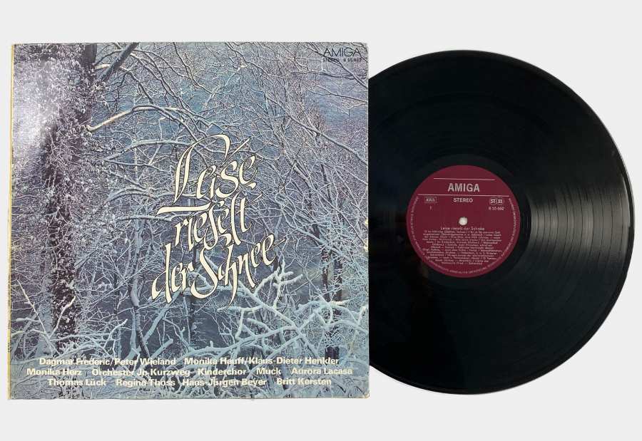 Schallplatte »Leise rieselt der Schnee«. Aufdruck einer schneebedeckten Landschaft im Wald.