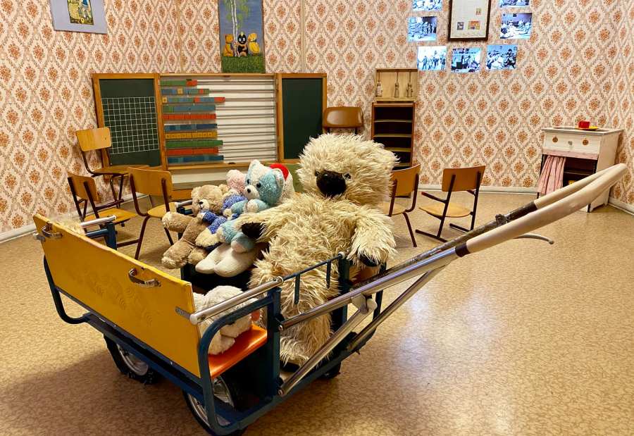 Krippenwagen im Ausstellungsteil »Kindergarten« im DDR Museum