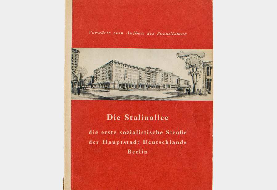 Buch »Die Stalinallee« mit rotem Einband