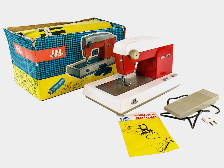 »Elektra« sewing machine with box and accessories