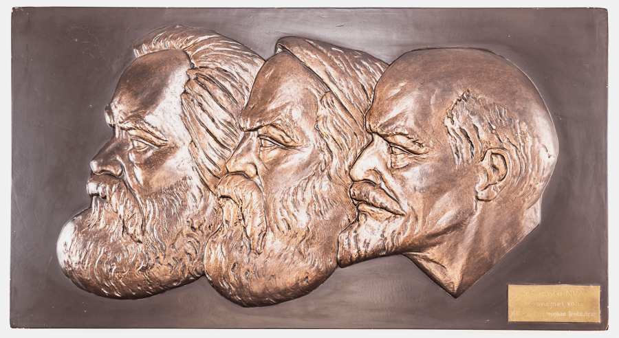 Relief mit Kopfportraits von Karl Marx, Friedrich Engels und Lenin