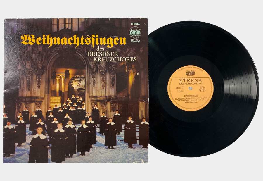 Schallplatte »Weihnachtssingen des Dresdner Kreuzchores«. Aufdruck des Chores im Schnee.