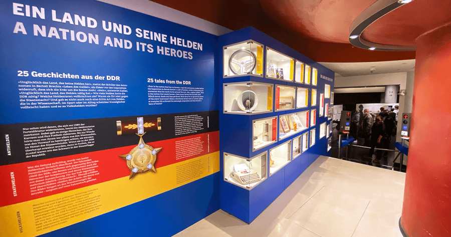 Ausstellungseinleitung und -vitrinen der Sonderausstellung »Ein Land und seine Helden« im Foyer des DDR Museum