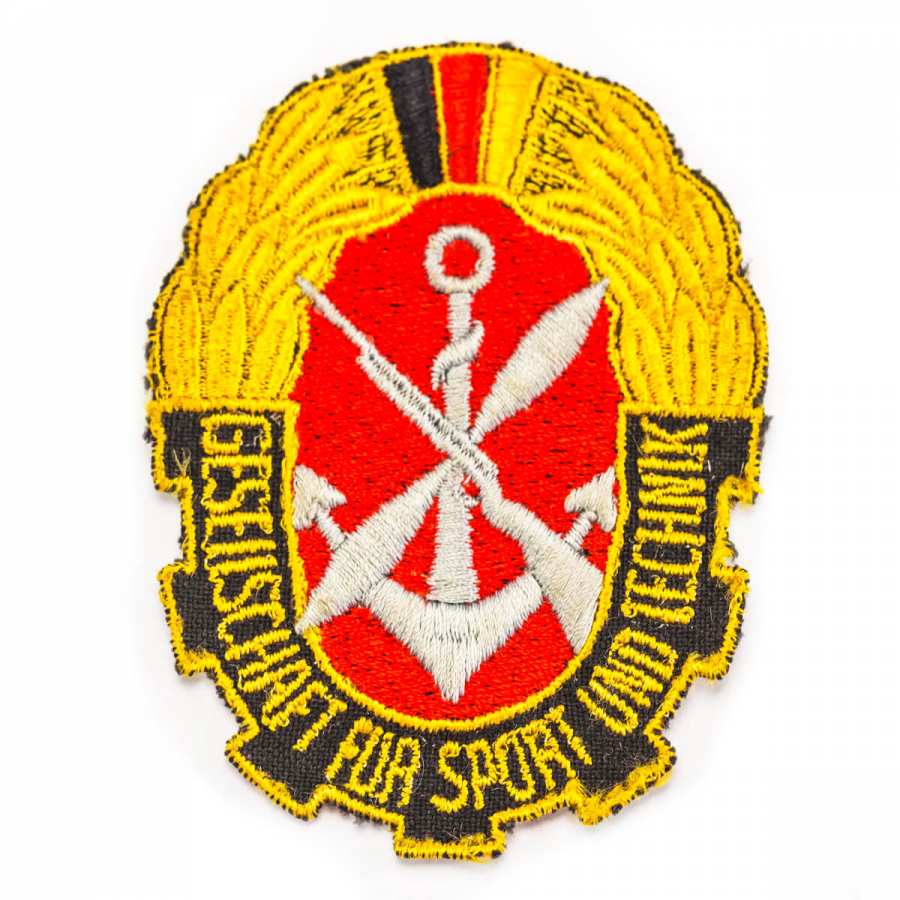 Patch with the logo of the Society for Sport and Technology (GST)