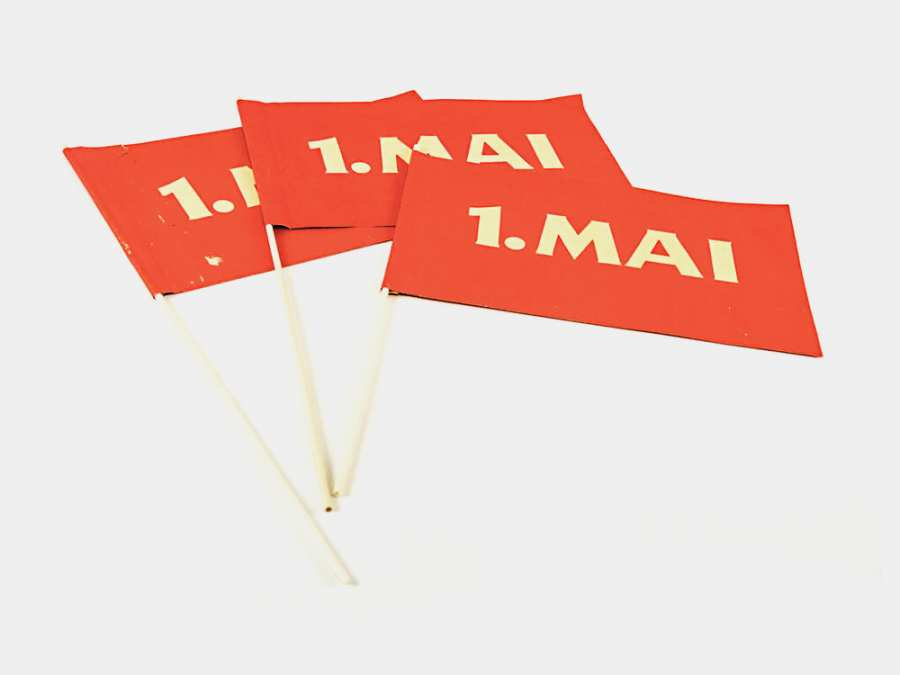 Red waving elements (flags) with the inscription »1. MAI«