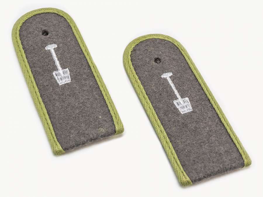 Shoulder boards of the »building soldiers« of the NVA