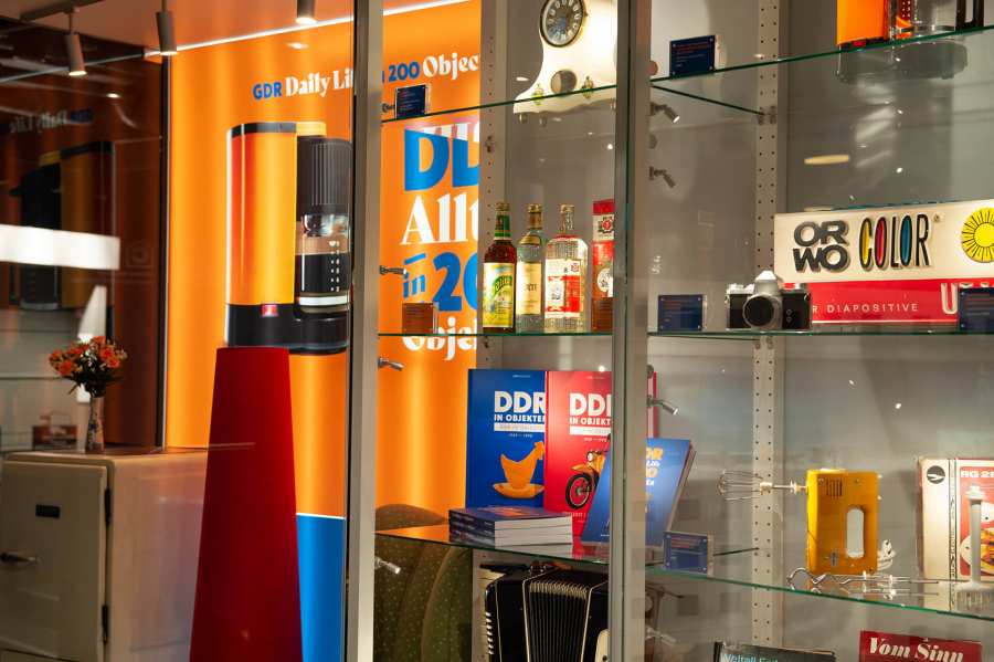 Showcase Special Exhibition "GDR Daily Life in 200 Objects" DDR Museum Berlin