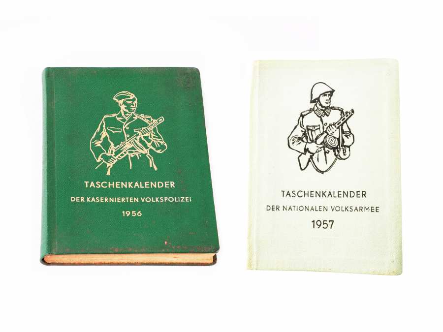 grüner Taschenkalender der Kasernierten Volkspolizei (1956) und weißer Taschenkalender der Nationalen Volksarmee (1957)
