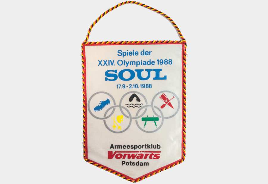 Colourful pennant with the inscription »Spiele der XXIV. Olympiade 1988 Soul« (eng. »Games of the XXIV Olympiad 1988 Soul«)