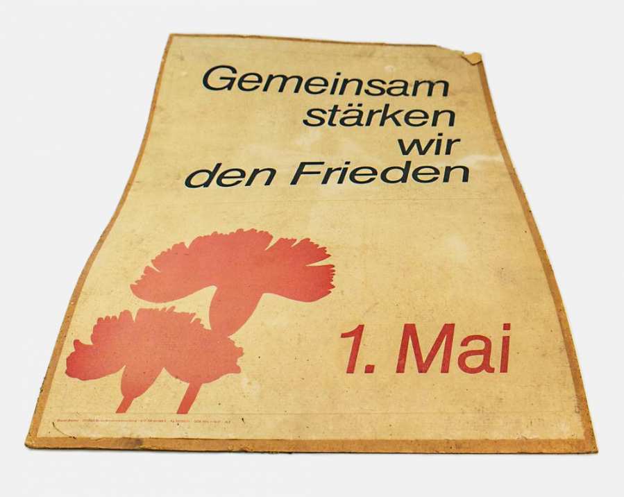 Cardboard sign 1 May with inscription »Together we strengthen peace«