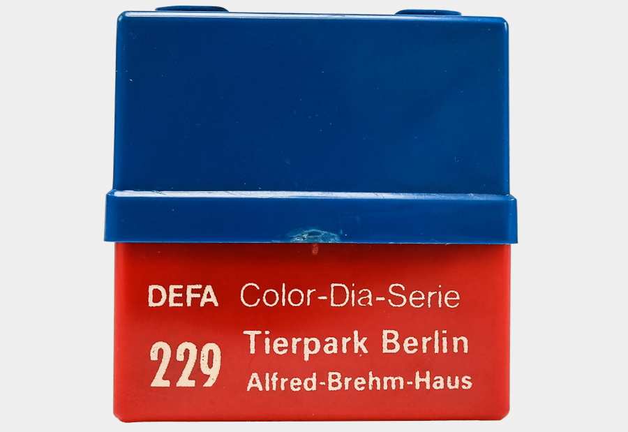 Red-blue plastic box of the Defa colour slide series »Tierpark Berlin« from the collection of the DDR Museum