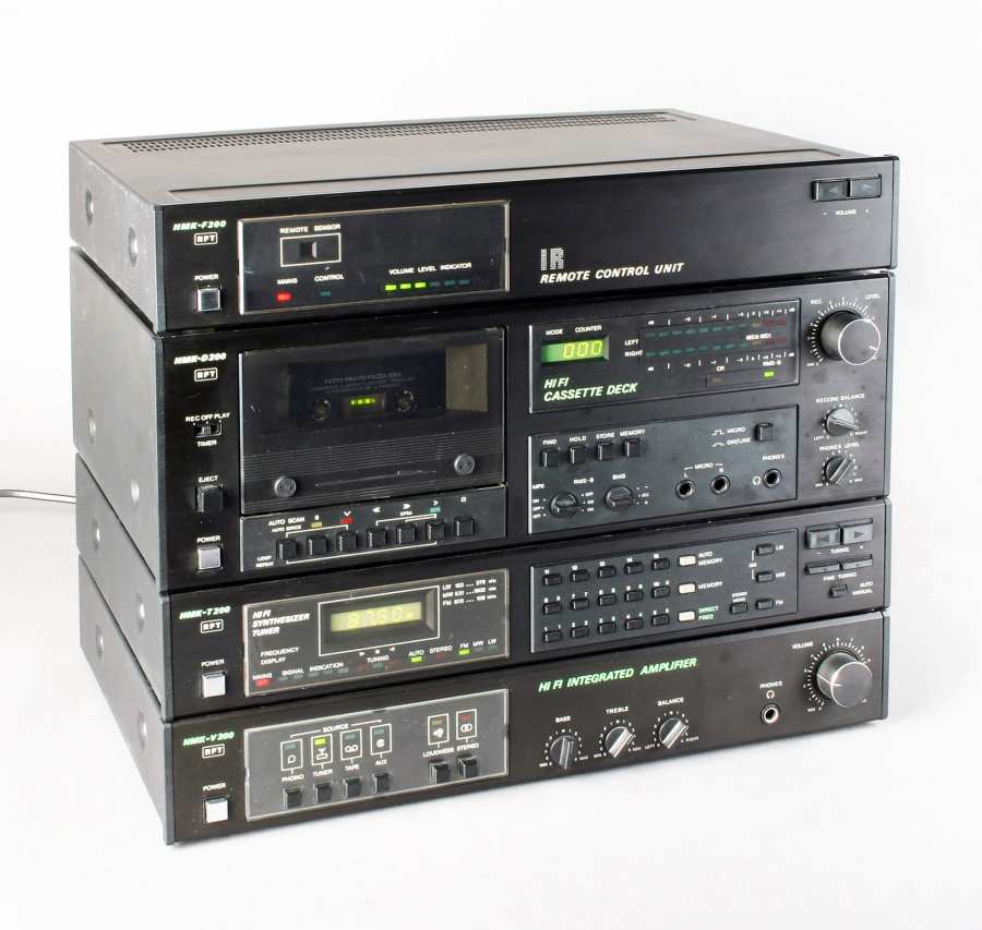 Die Stereoanlage HMK 200 mit den vier Komponenten Verstärker, Tuner, Kassettendeck und Remote Control-Einheit