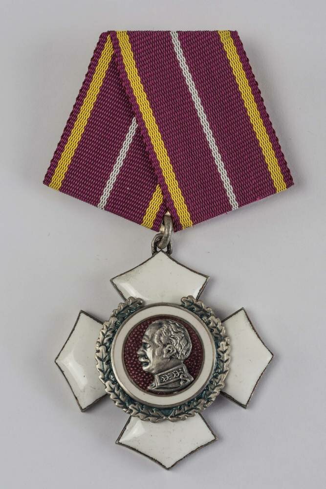 File:Designpreis der DDR - tragbare Medaille für Preisträger in Etui.jpg -  Wikimedia Commons