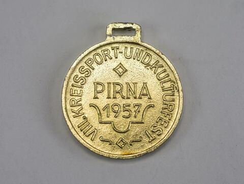 File:Designpreis der DDR - tragbare Medaille für Preisträger in Etui.jpg -  Wikimedia Commons